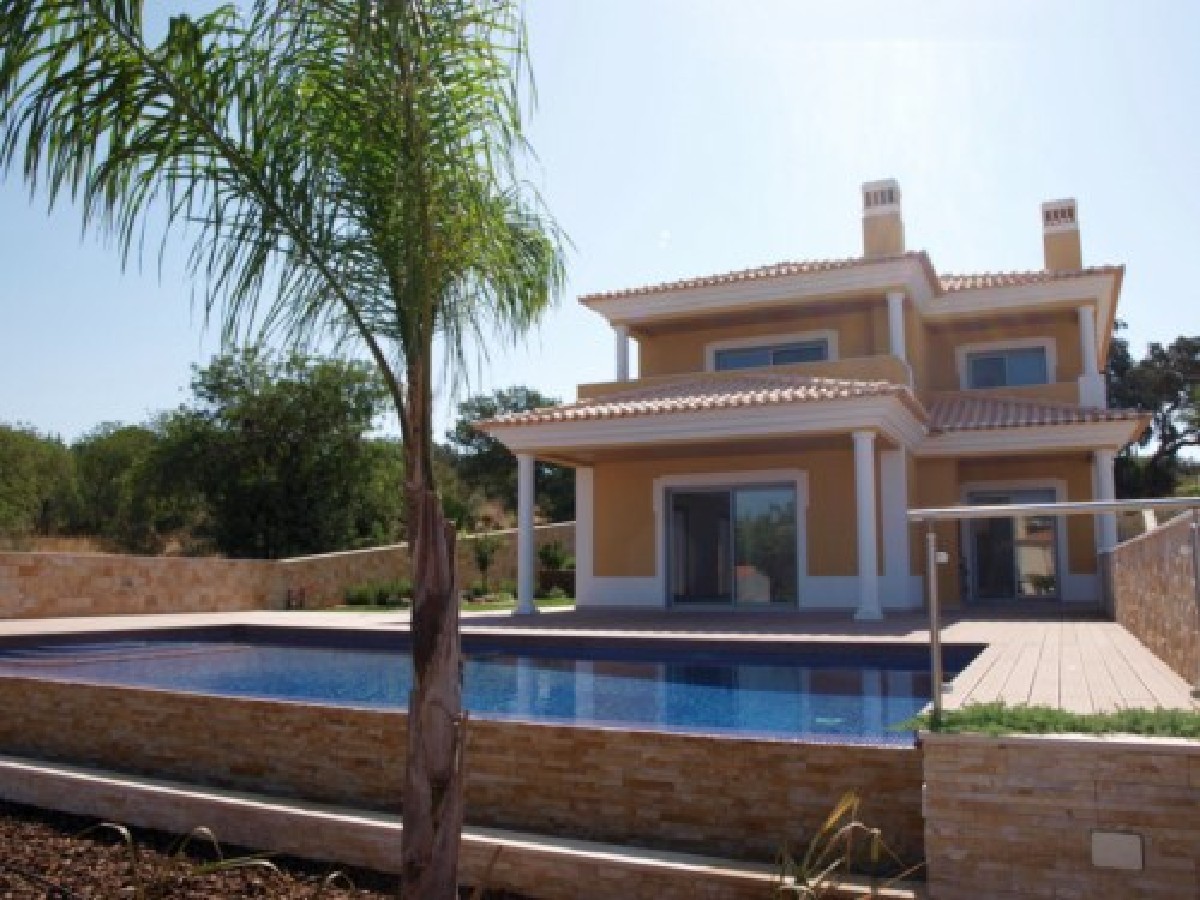 New 3-bed detached villa with pool plus golf views