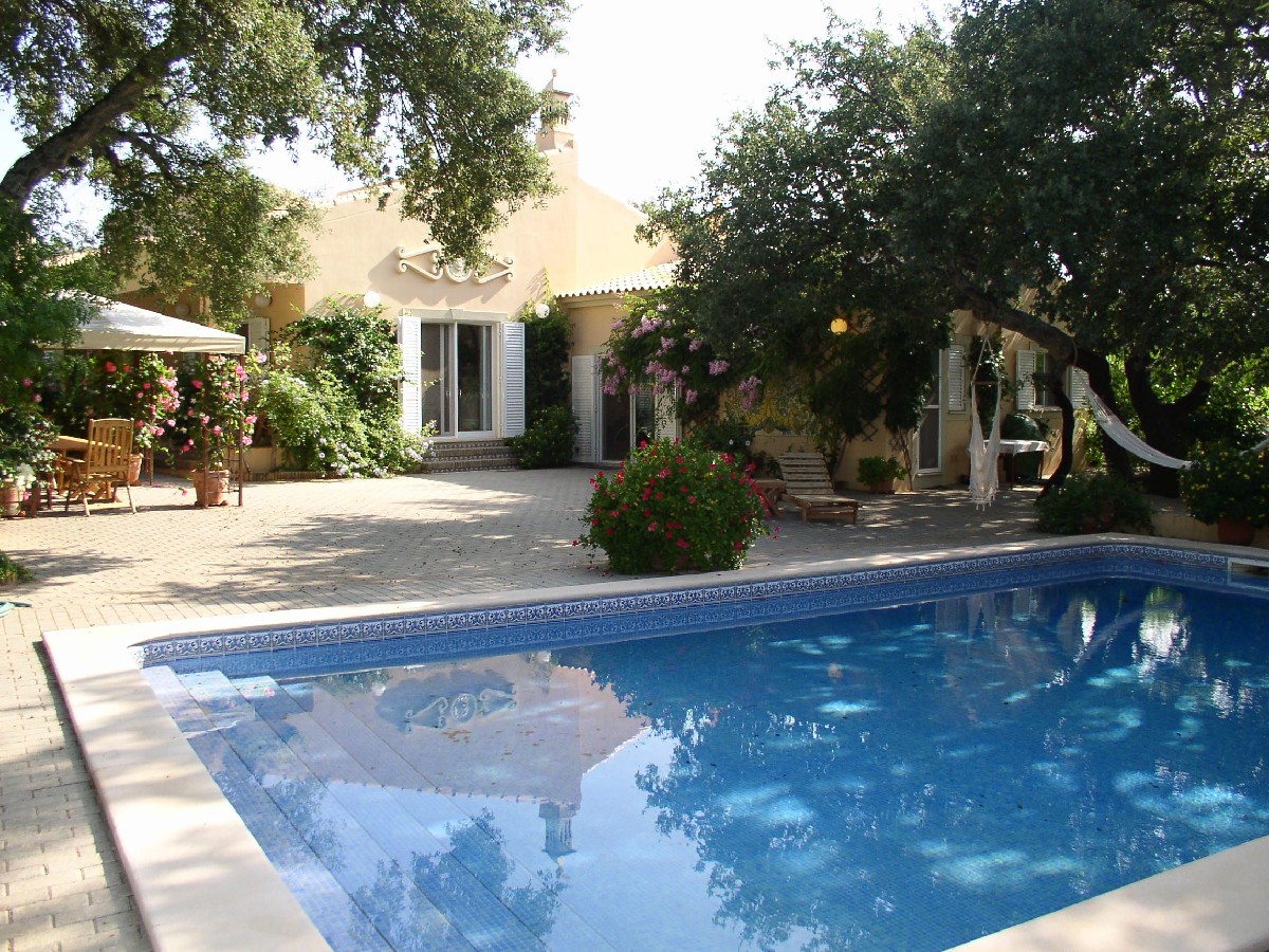 Spacious 4-bedroom villa located on a large plot with nice garden