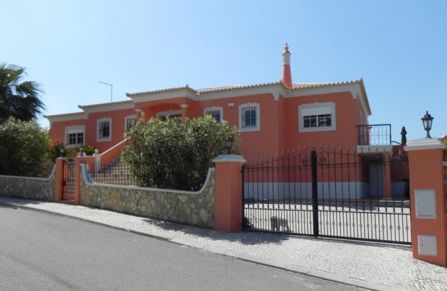 4-bedroom villa with swimming pool in a small urbanization