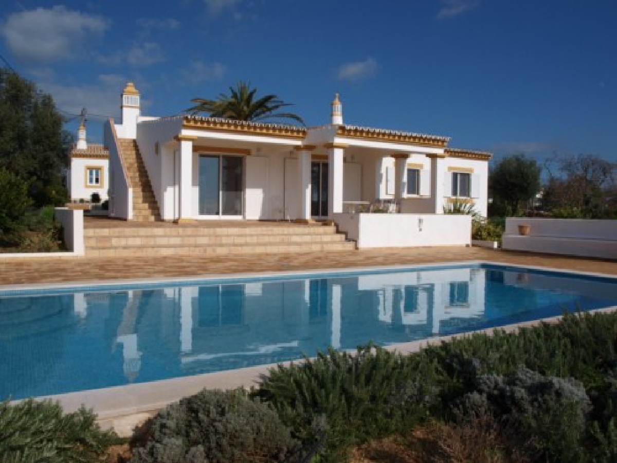3-bed villa with separate cottage and stunning views to the coast 