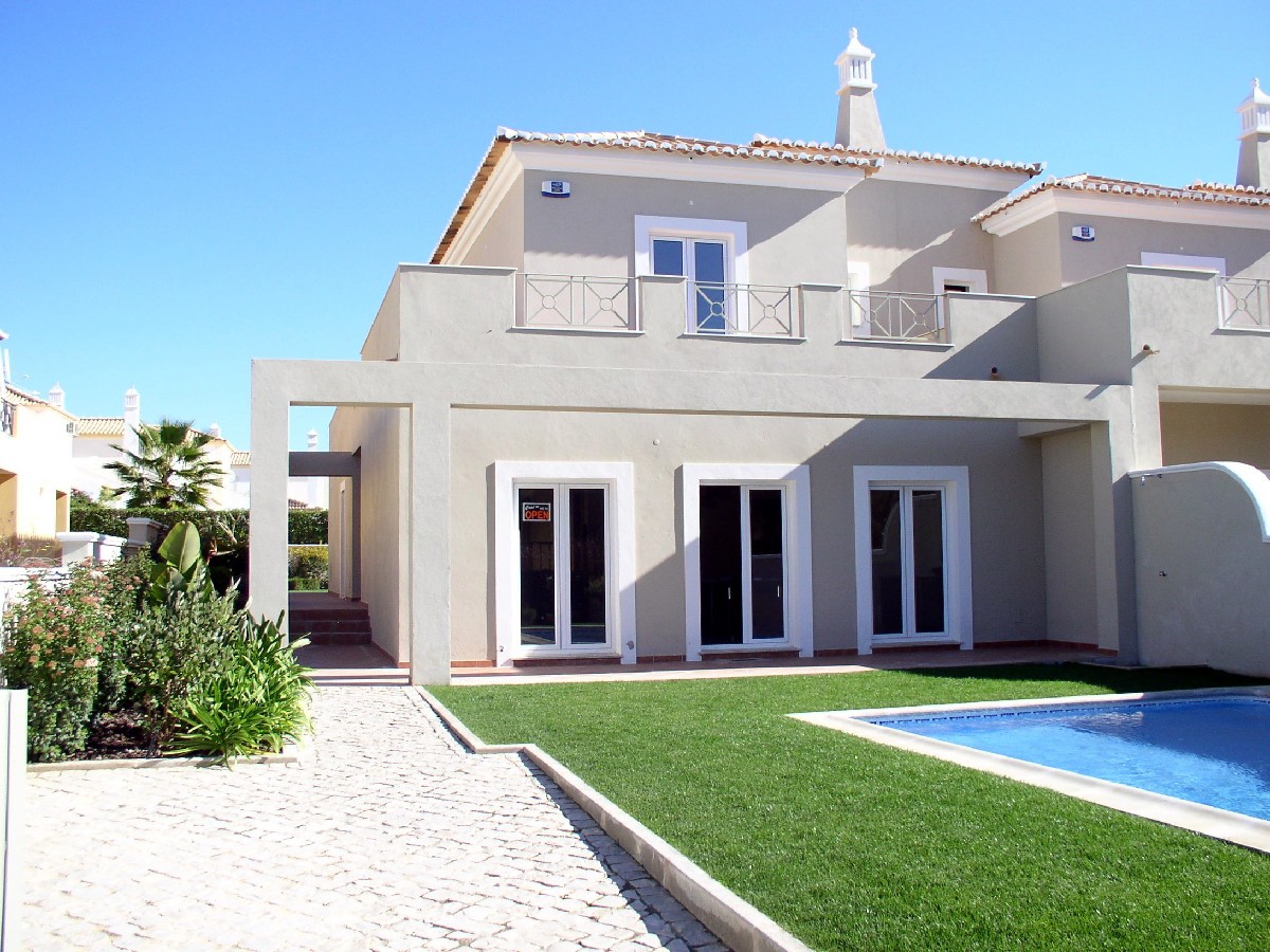 Modern townhouse close to all amenities