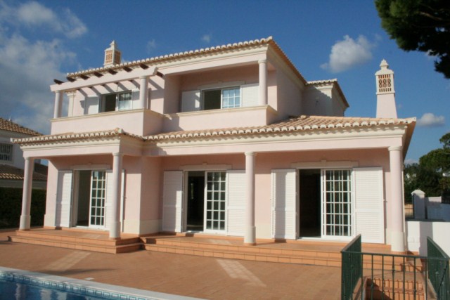 A villa in a good neighborhood close to Quinta do Lago 
