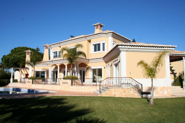 Newly built villa with pool in center of Vale do Lobo