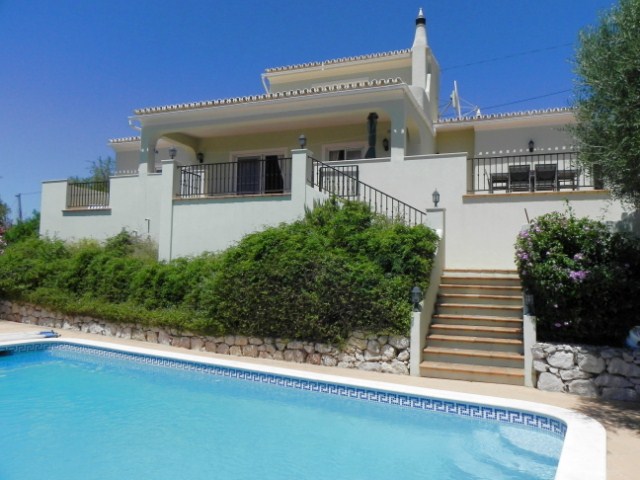 Partly renovated 3-bedroom villa with stunning sea views
