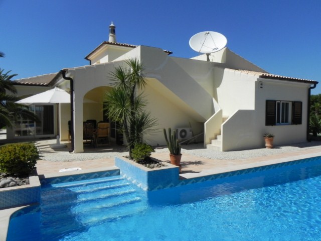 Well kept family home in perfect location near all amenities