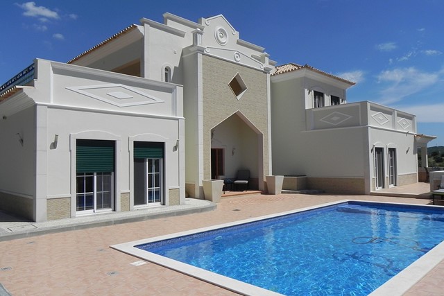 Modern and spacious villa close to Loule for sale