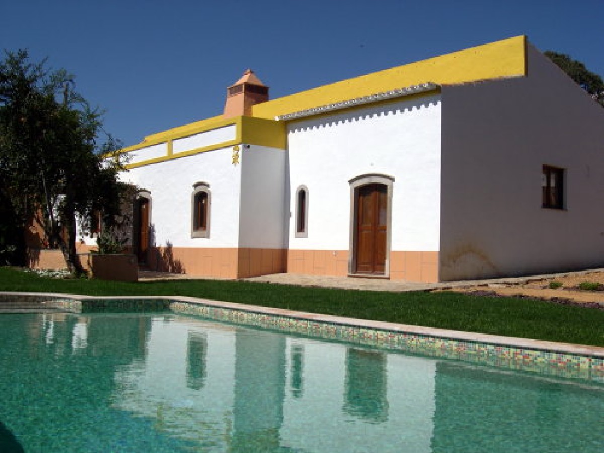 Country style villa with pool in quiet neighbourhood