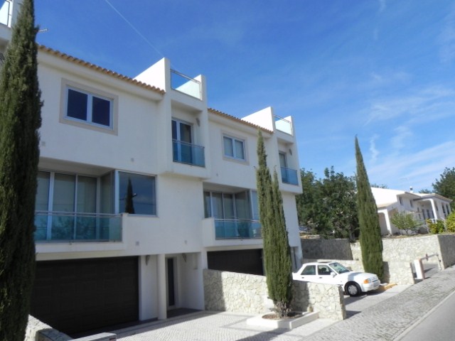 Spacious 3-bed townhouse located in a private condominium with pool