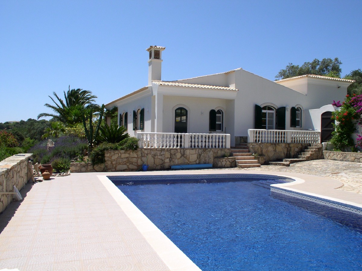 Immaculate three bedroom villa with garage and beautiful views
