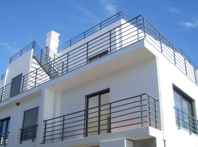 3-bed penthouse with sun terrace offering lovely sea views 