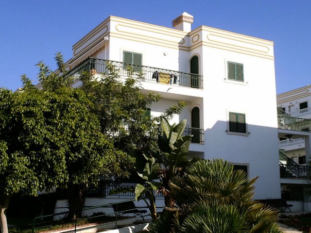 Light and airy 1 bedroom apartment with nice sun terrace