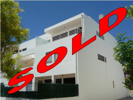 Modern 2 bedroom top floor apartment with sea views 