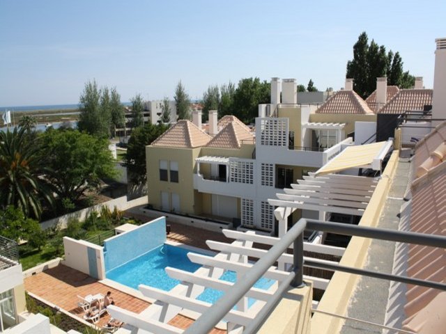 New T2 apartments with large pool at 100m from waterfront    