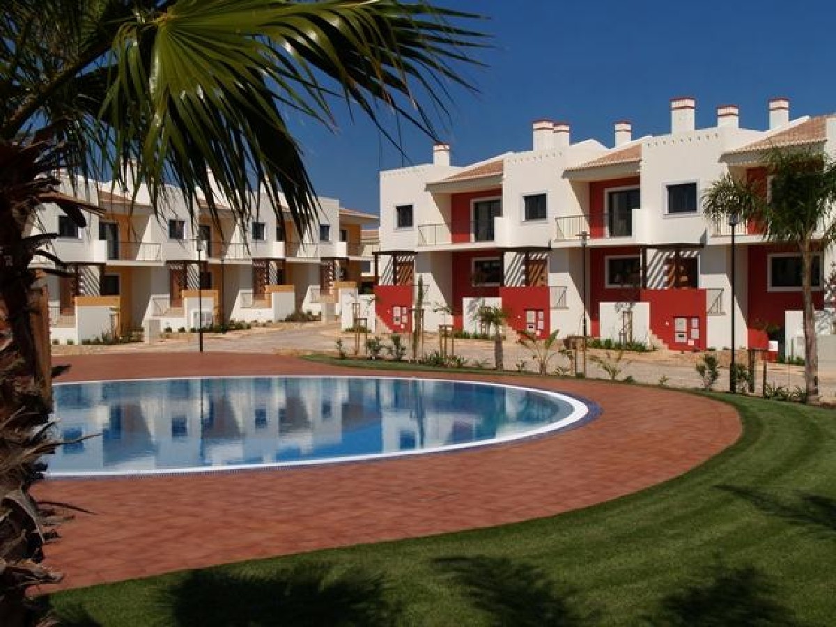 Beautiful 2 bedroom apartments on enclosed condominium 