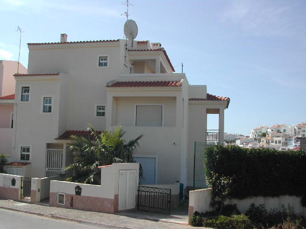 2 bed apartment within walking distances of village centre 