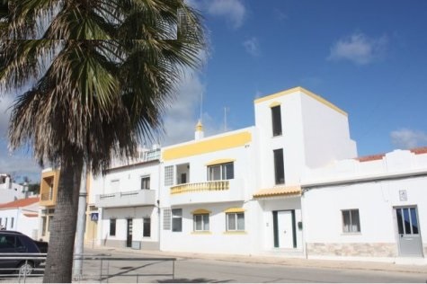 2 bedroom ground floor apartment with river views in Ferragudo