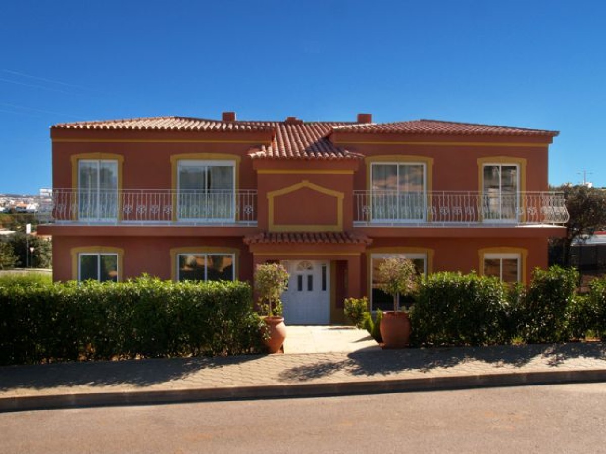 2 bedroom apartment with garage in quiet residential area