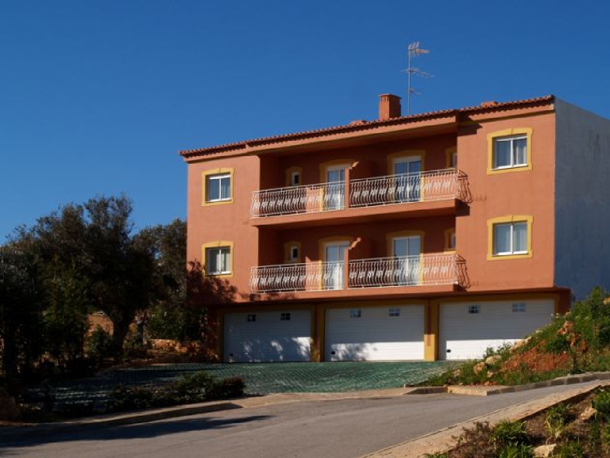 Beautiful 2 bedroom apartment with garage 