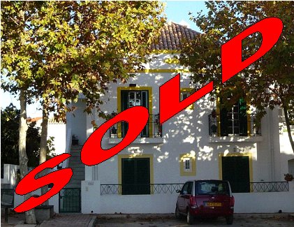 Well presented T3 apartment with large patio area near Tavira