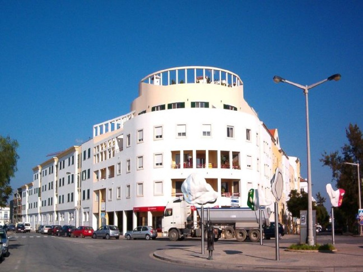 T3 top floor apartment in immaculate condition in Tavira centre 