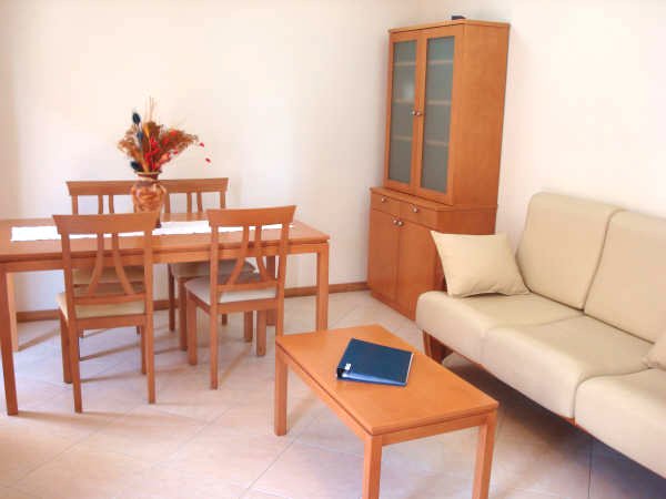 Well-presented 2 bed top floor apartment with private roof terrace 