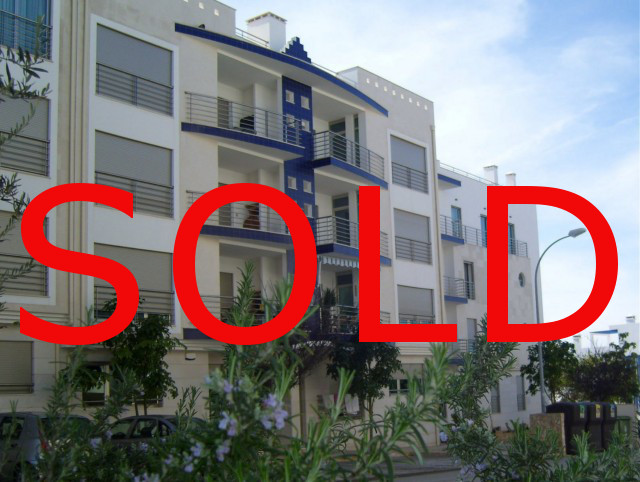 Large T3 top floor apartment with sea views in popular residential area 