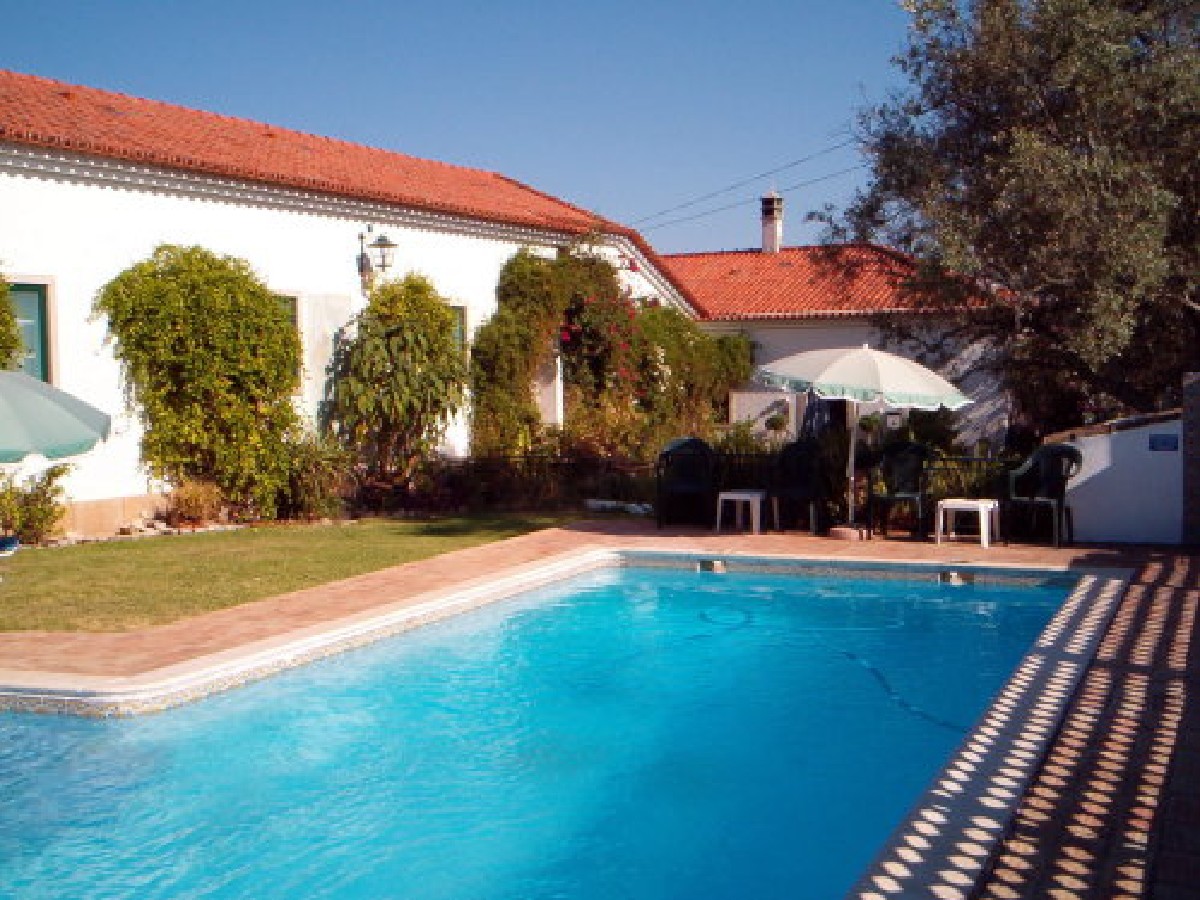 Renovated Portuguese guesthouse with swimming pool on central location