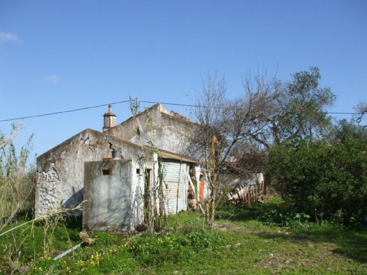 Good size plot with approved project for a 4-bedroom villa with pool