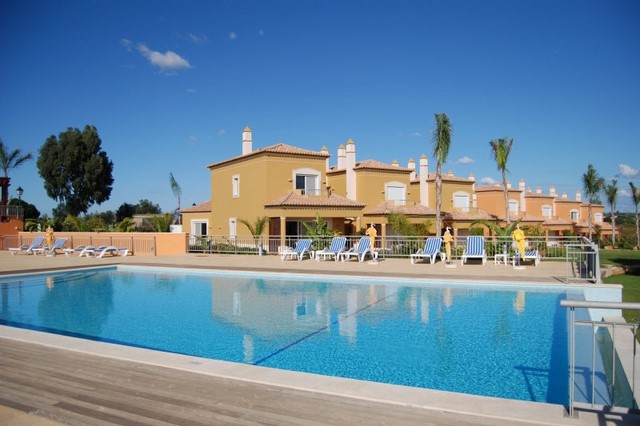Modern newly built 2 and 3 bedroom townhouses on Golf course