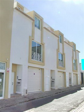 2 bedroom townhouses with private garage in town centre    