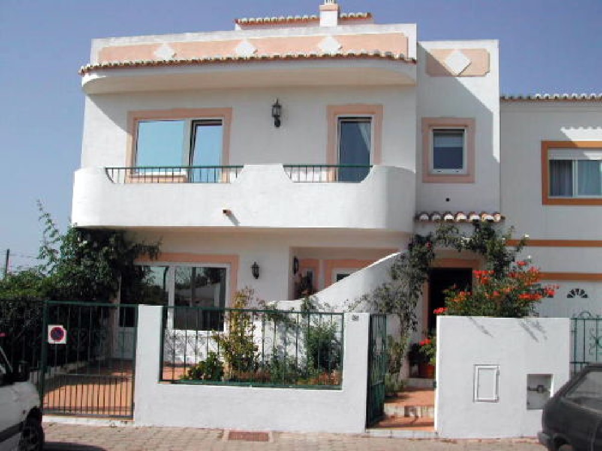 Well built 4 bedroom semi-detached villa in a quiet urbanisation 