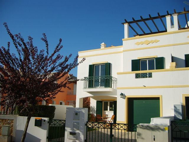 Spacious and well presented 4 bedroom Townhouse 