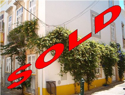 Well presented traditional Portuguese Townhouse