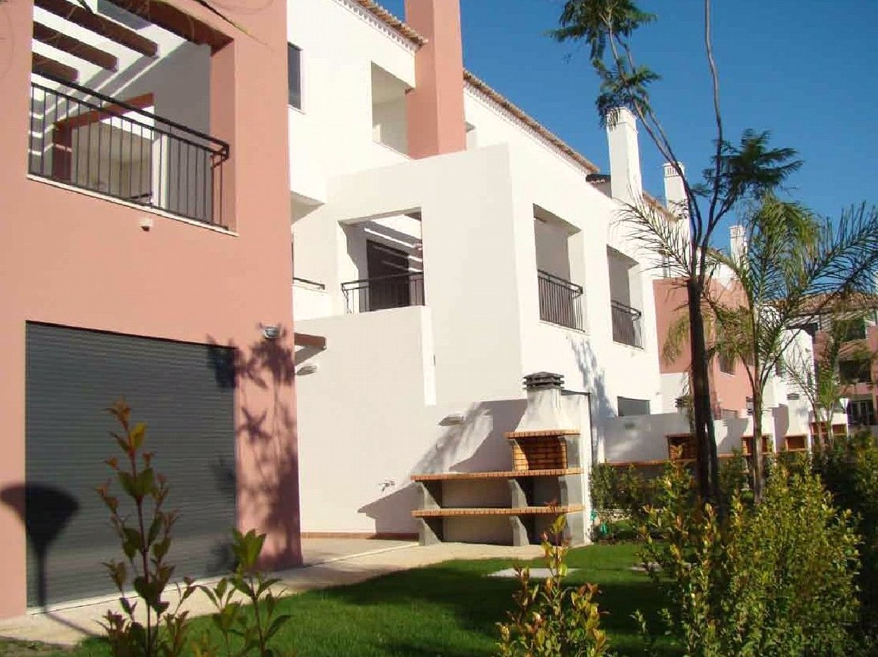 T3 townhouses in picturesque resort at 800m from seafront