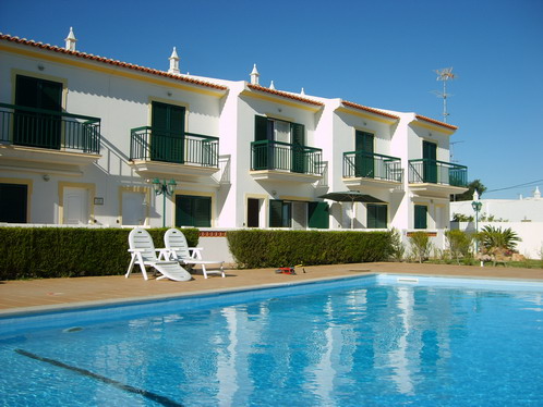 Two bedroom townhouse with communal swimming pool