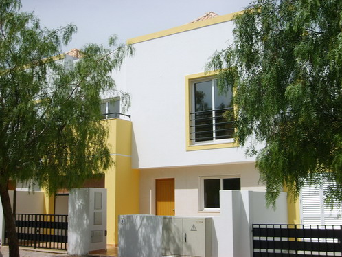 Large 4 bedroom townhouse with pool near center and beach 