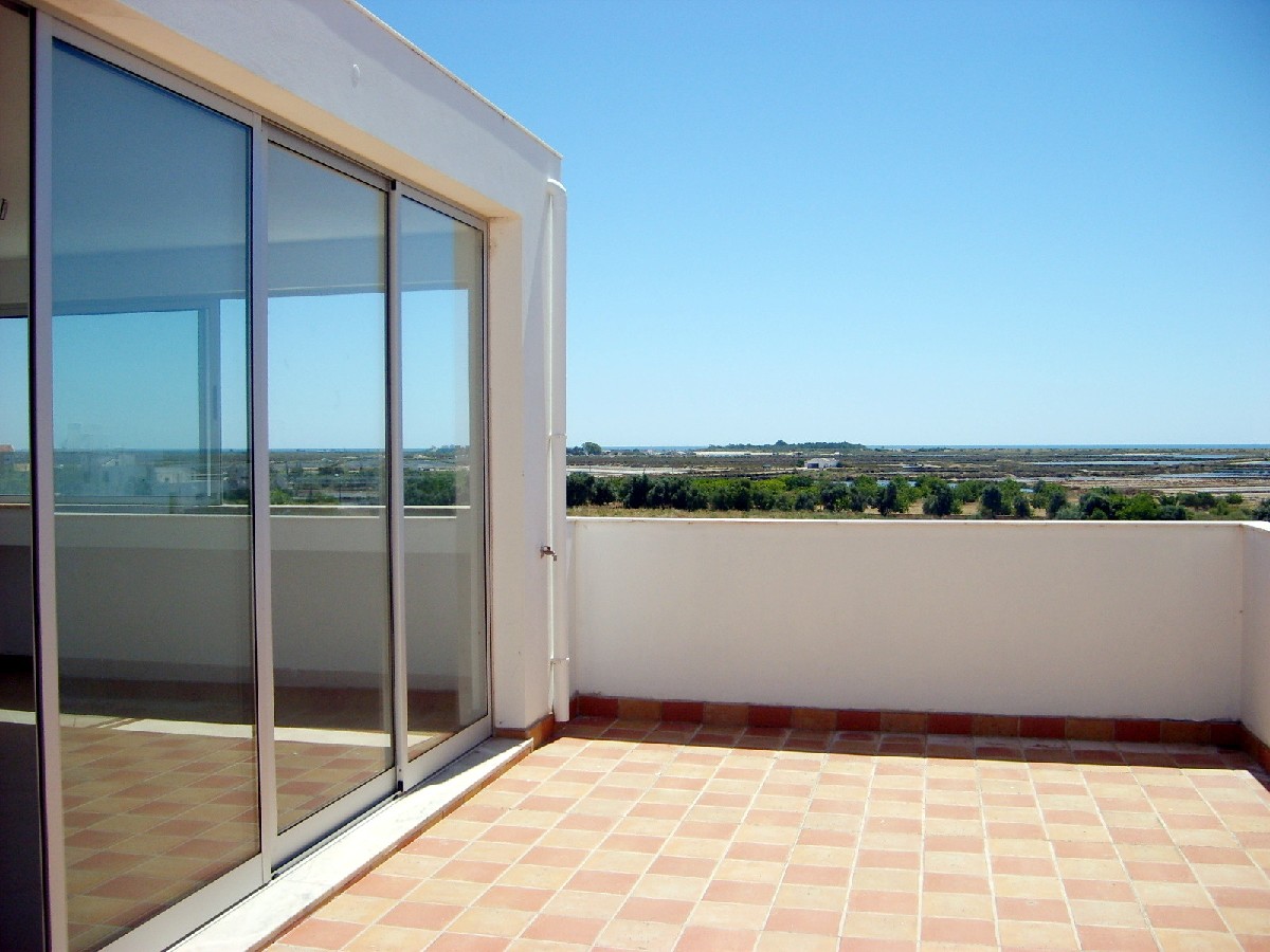 Modern townhouse offering great sea views & large terraces