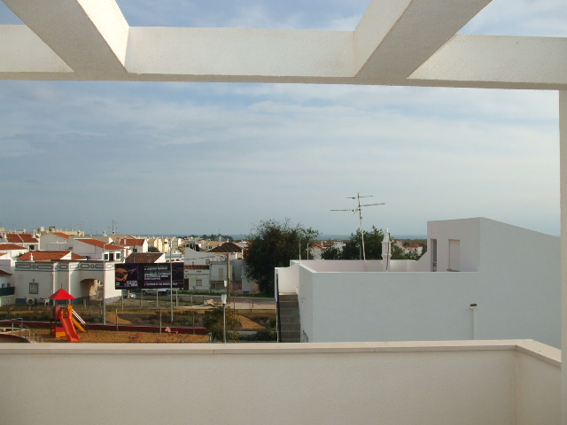 New 3-bedroom semi detached townhouse with garage and loft