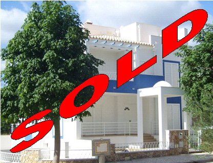 Large 3 bedroom townhouse with office on well established estate in Tavira