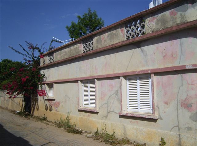 Partly renovated property with back garden near Sto. Estevão