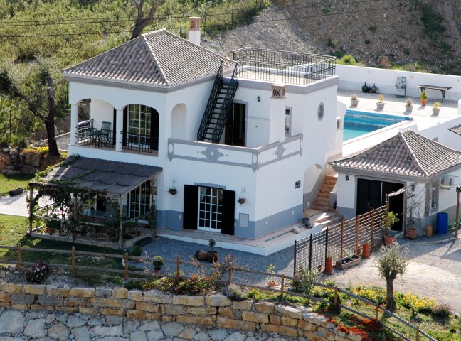 Spacious 3 bedroom villa with large salt water pool