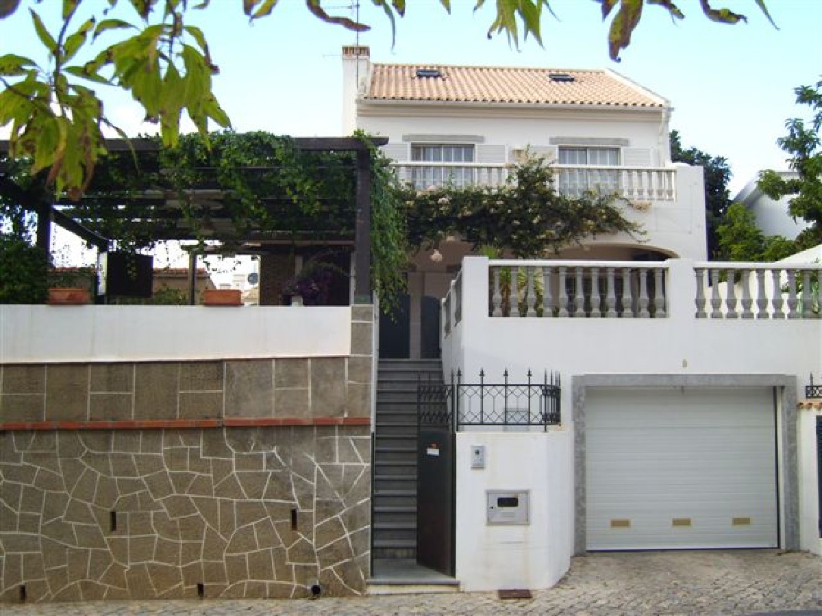  Villa with large sun terraces near all amenities, golf and beach