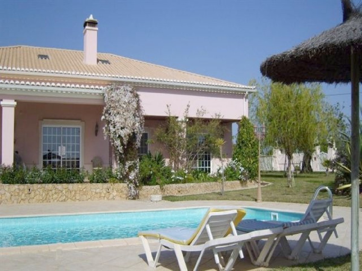 Großer Villa mit Pool und schönem bepflanzten Garten, nur 2 km vom Strand Altura entfernt