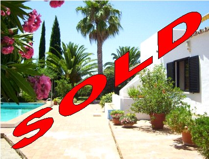 Well presented South facing quinta with large pool 