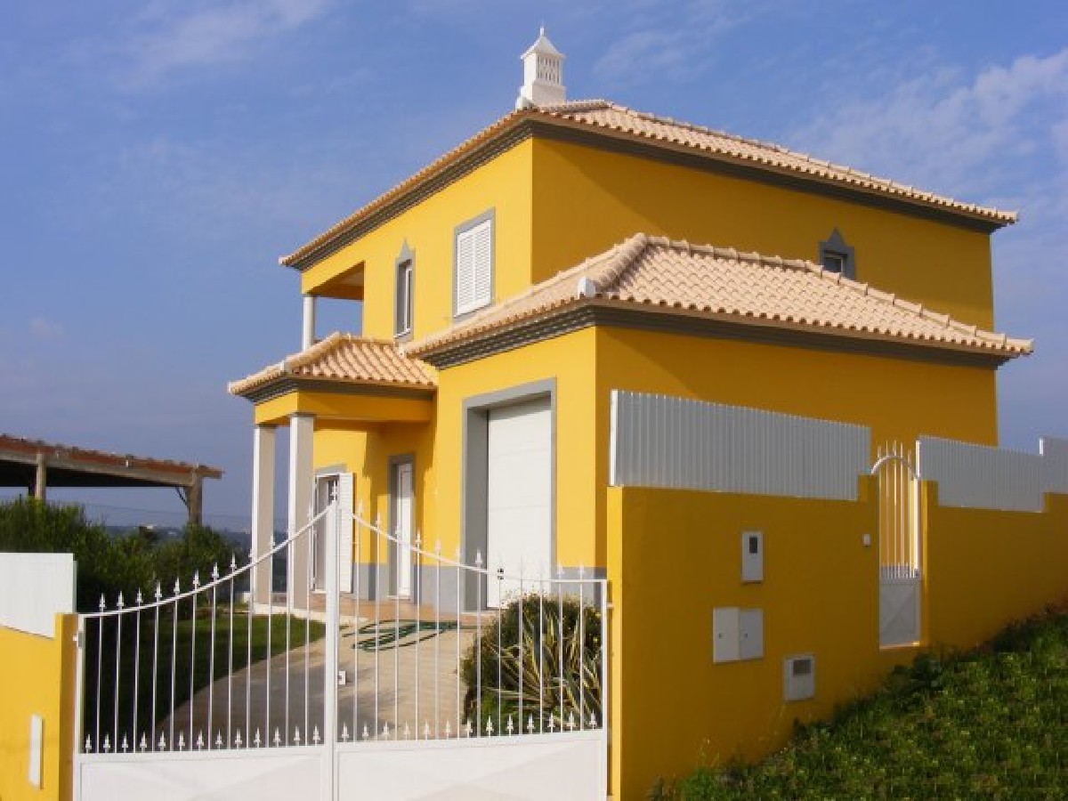 New V3 villa located on rural setting at 7km from the beach