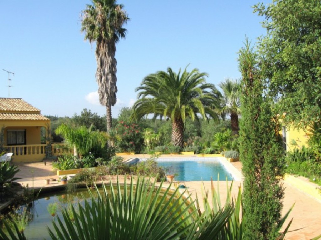 Exclusive 5 bedroom villa with pool and annex 