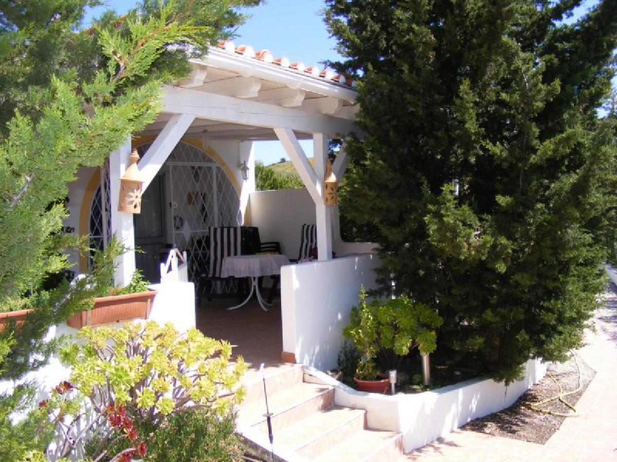 Well-presented 2 bedroom villa with mature garden & garage