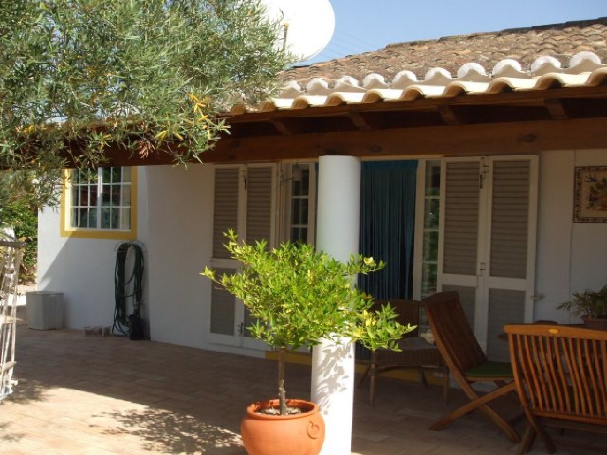 Lovely 2-bedroom cottage with sea views in Santo Estevao