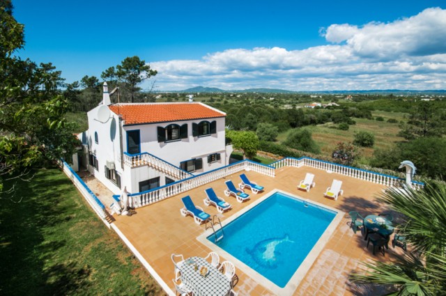 4 bed villa with pool and garage in walking distance to the sea