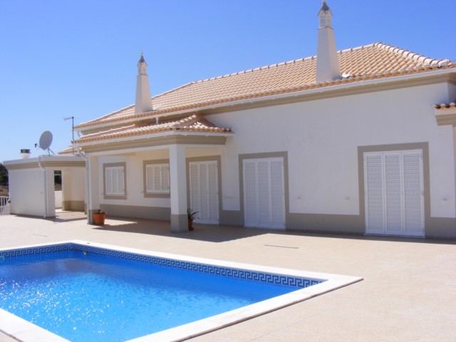 Moderne 4 SZ Villa mit Garage und Pool und Meerblick in der Nähe von Monte Rei Golf